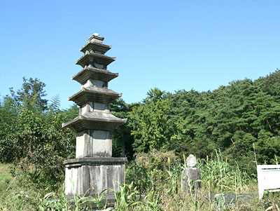 新龍洞5層石塔